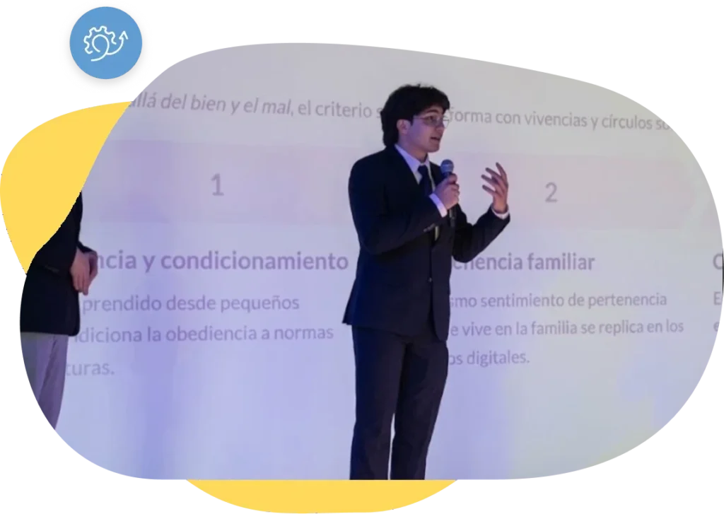 Alumno de Newport High School exponiendo un proyecto en el escenario con micrófono