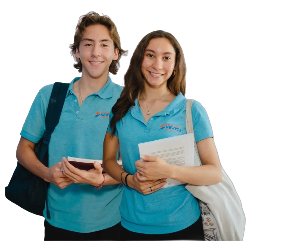 Dos estudiantes de Newport High School con polo azul sonriendo, cargando libros y mochilas